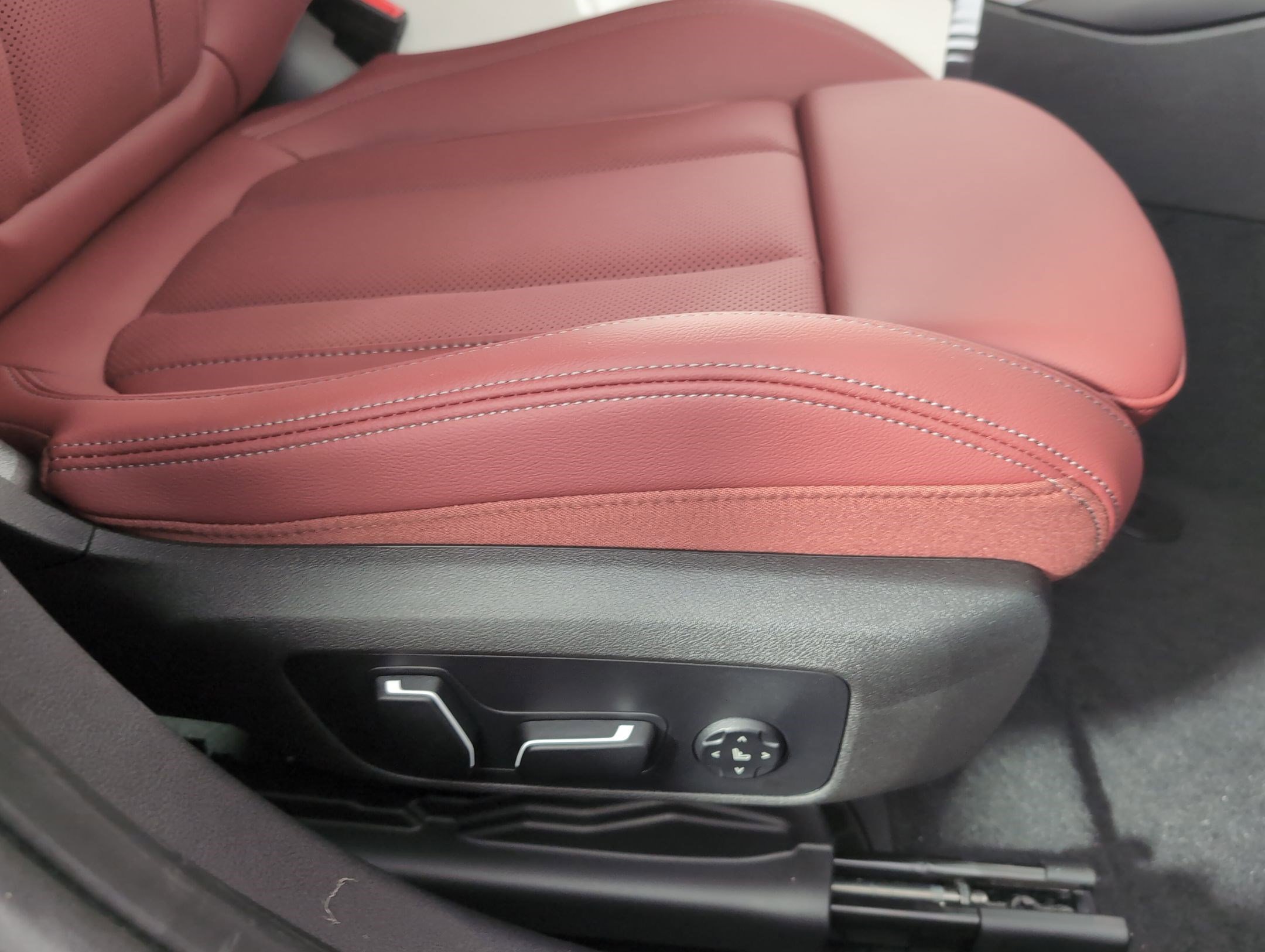 Used 2026 BMW 330i xDrive Sedan w/ Premium Package image 32