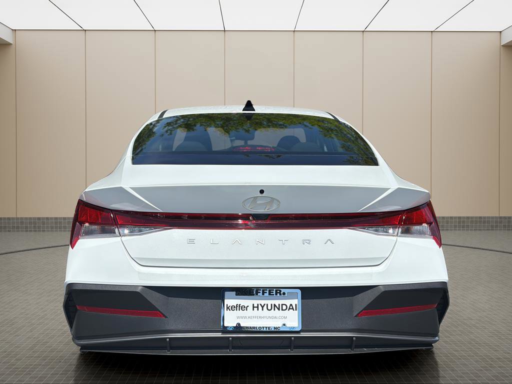 Used 2025 Hyundai Elantra SE FWD image 4