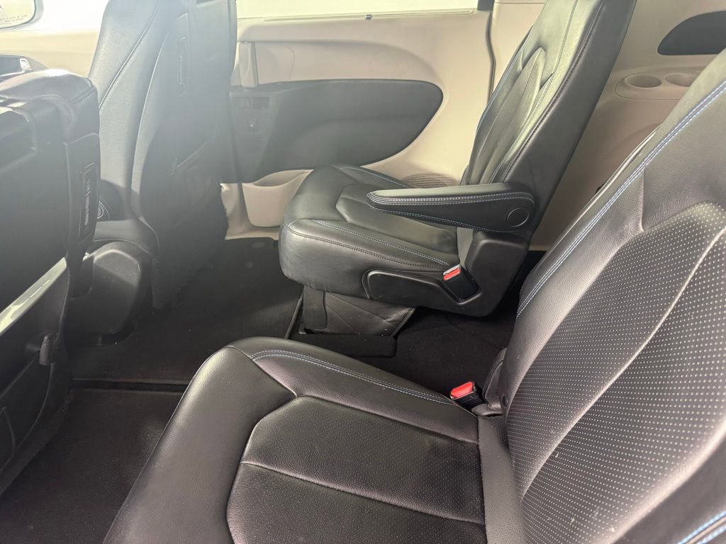 Used 2021 Chrysler Pacifica Touring-L w/ Uconnect Theater Family Group AWD/4WD image 13