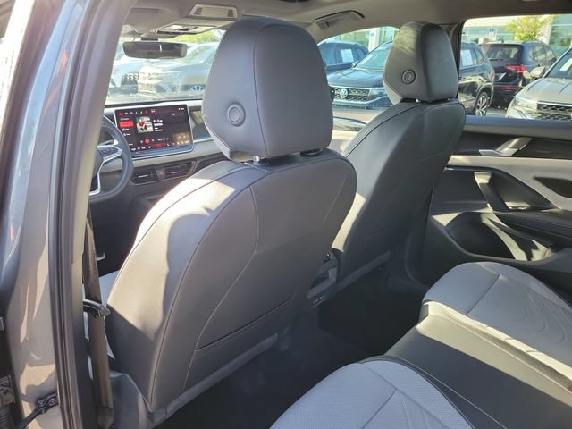 Certified 2025 Volkswagen Tiguan SE R-Line AWD/4WD image 11