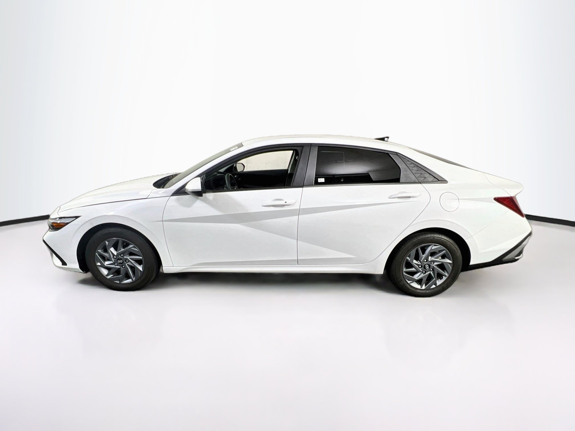 Used 2024 Hyundai Elantra SEL FWD image 8