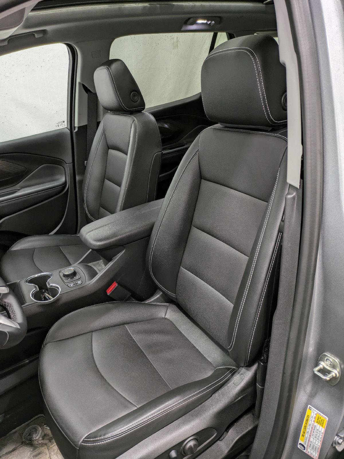 Used 2024 GMC Terrain SLT w/ Infotainment Package II image 3