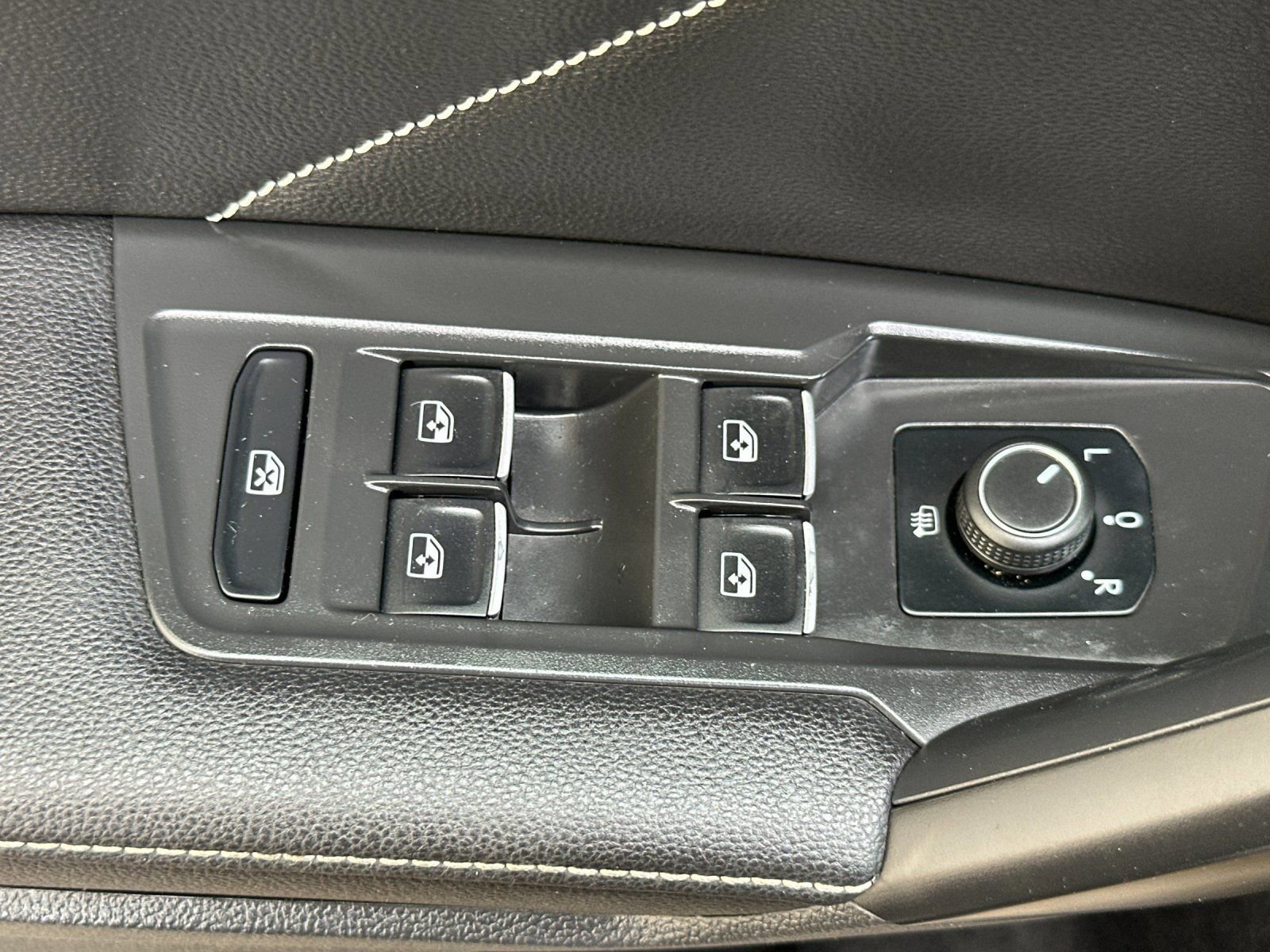 Used 2023 Volkswagen Tiguan SE FWD image 12