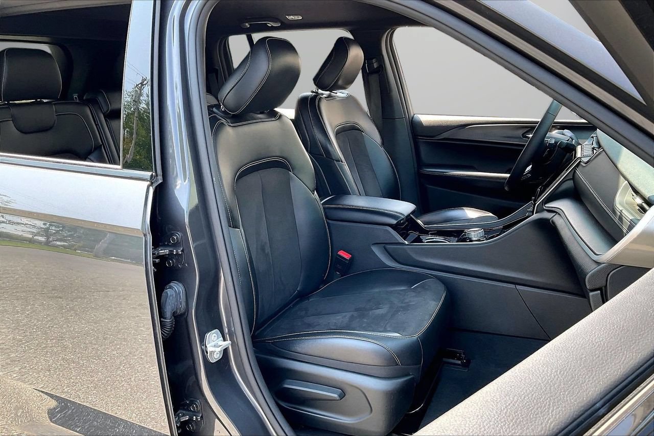 Certified 2023 Jeep Grand Cherokee Altitude AWD/4WD image 23