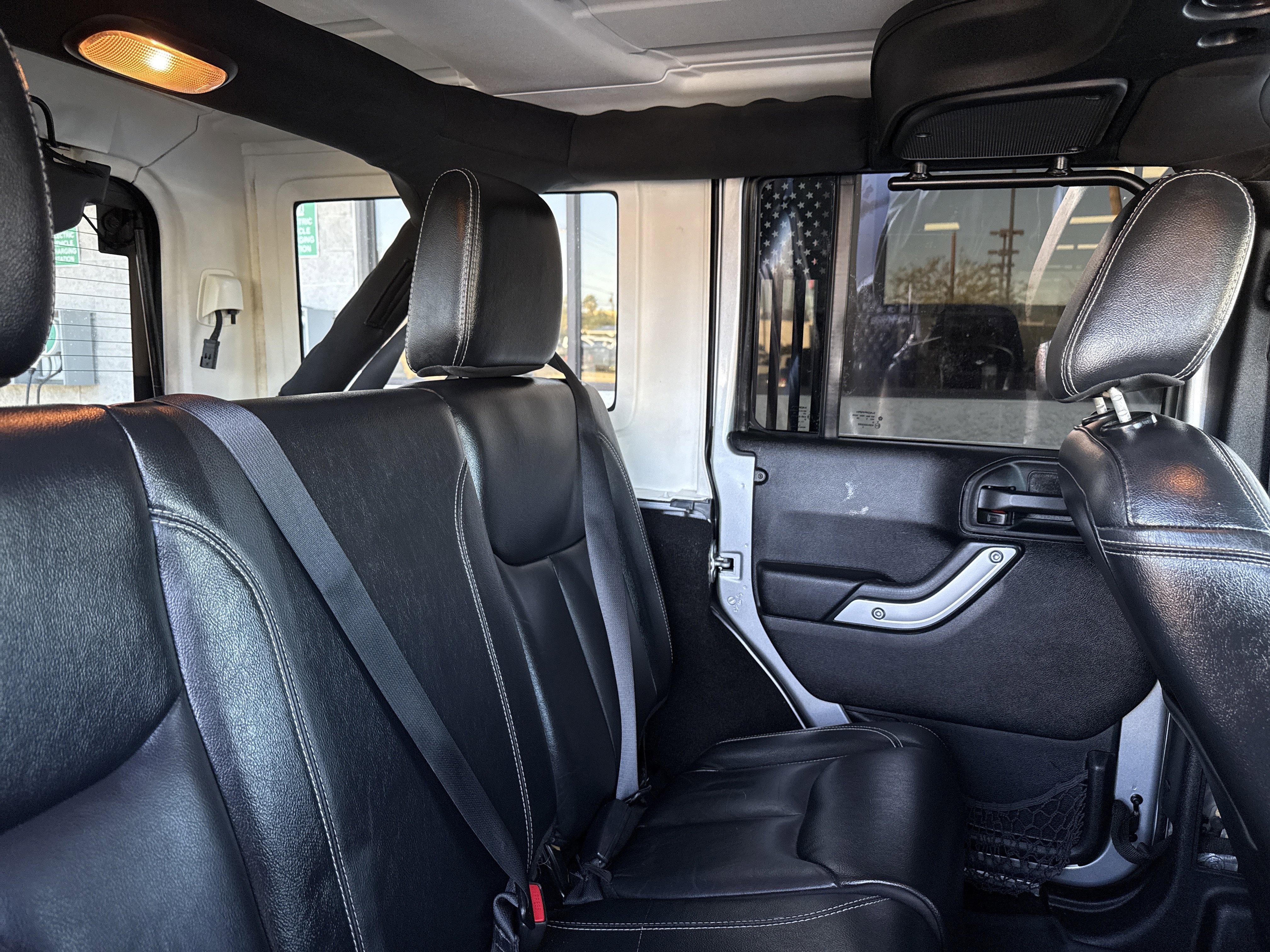 Used 2015 Jeep Wrangler Unlimited Rubicon w/ Connectivity Group image 47