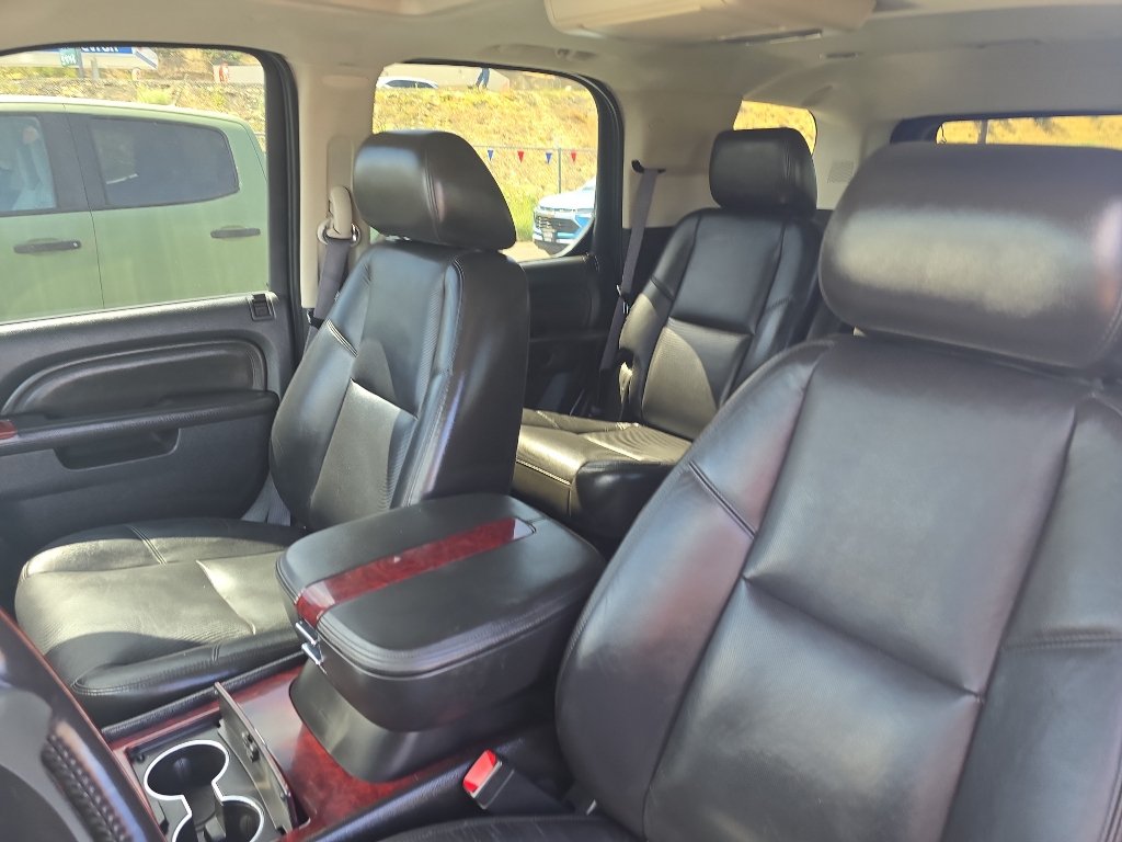 Used 2011 Cadillac Escalade Luxury AWD/4WD image 13