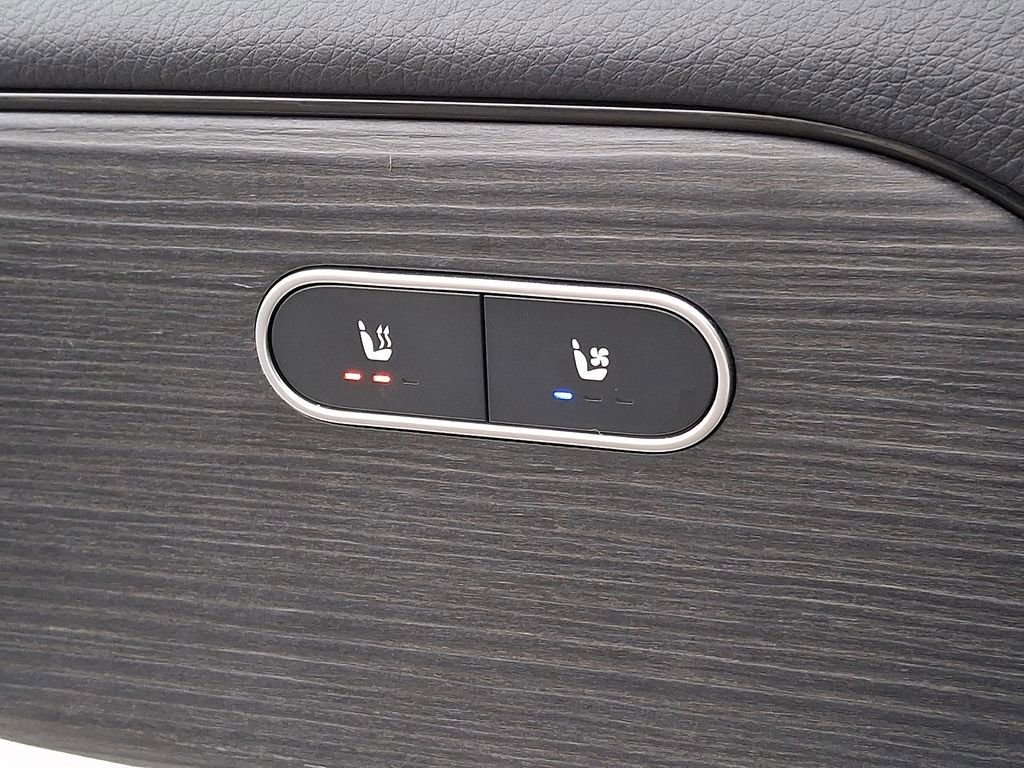 Used 2022 Mercedes-Benz GLB 250 4MATIC w/ AMG Line image 24