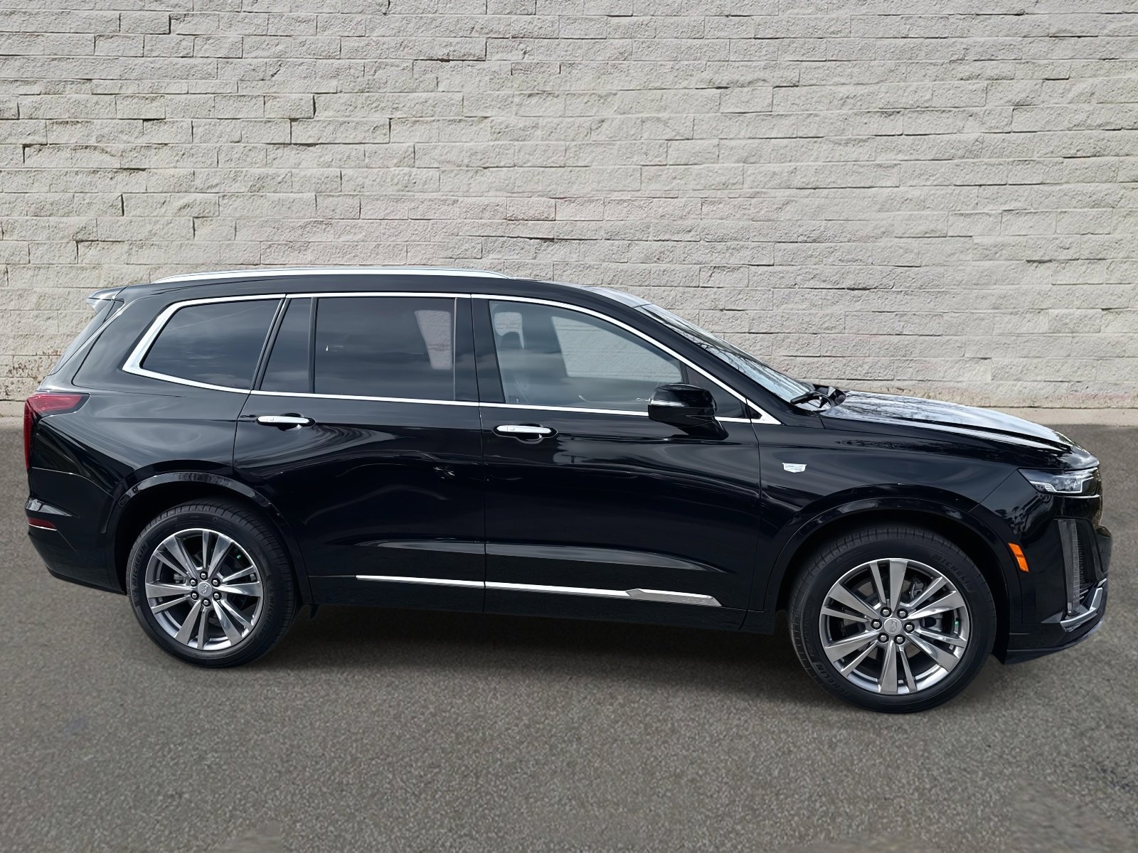 Used 2025 Cadillac XT6 Premium Luxury image 4