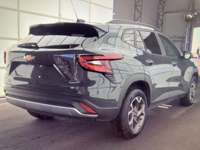 Used 2025 Chevrolet Trax LT FWD image 5