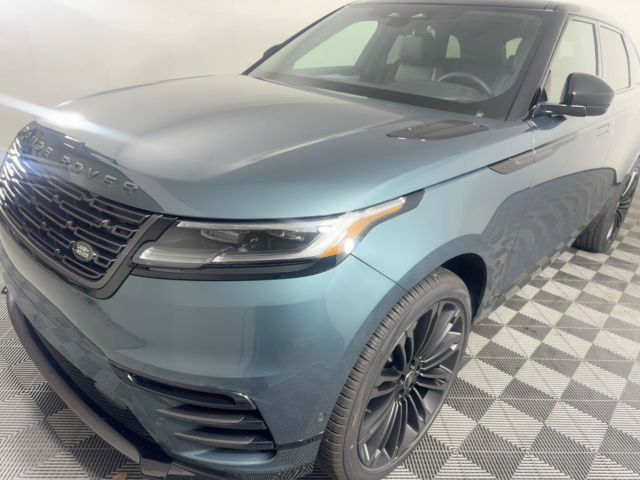 New 2026 Land Rover Range Rover Velar Dynamic SE AWD/4WD image 1