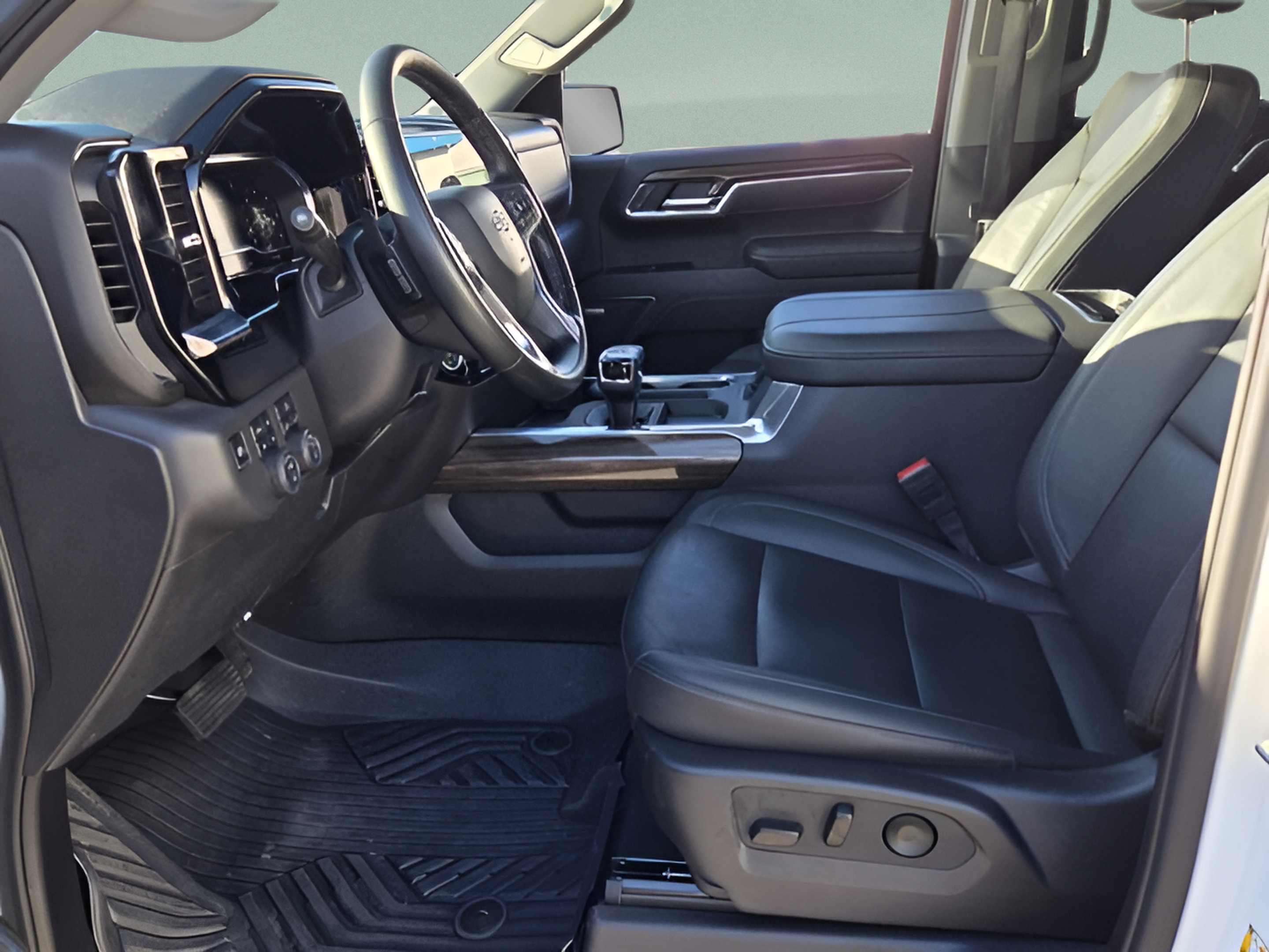 Used 2025 Chevrolet Silverado 1500 LT Trail Boss w/ Convenience Package II AWD/4WD image 9