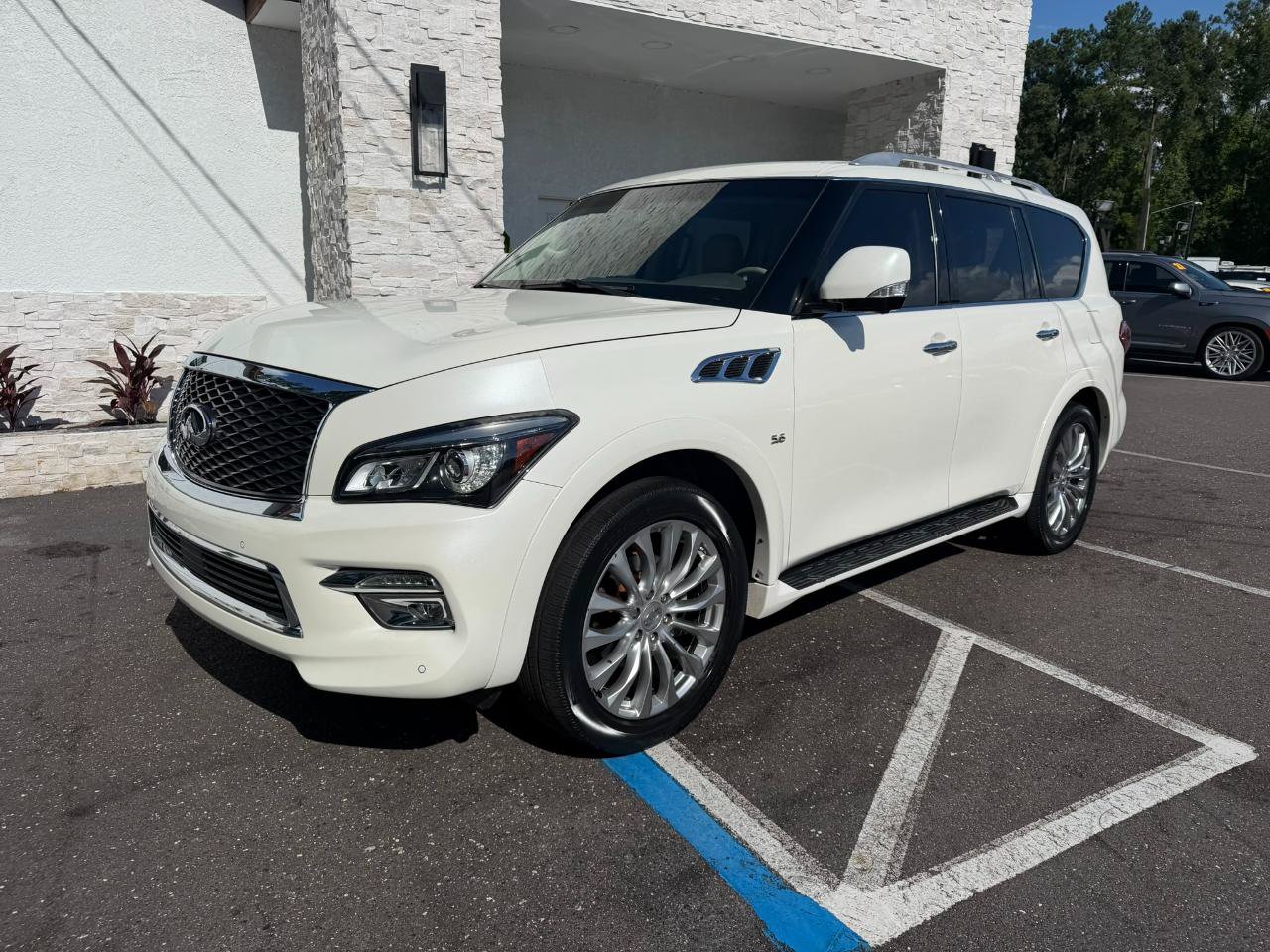 Used 2016 INFINITI QX80 4WD w/ 22" Wheel Package image 3