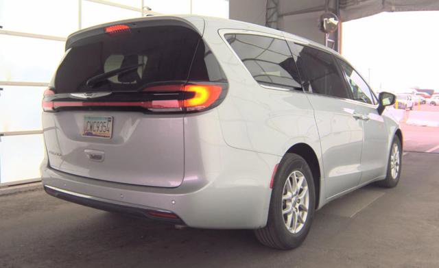 Used 2024 Chrysler Pacifica Touring-L FWD image 3