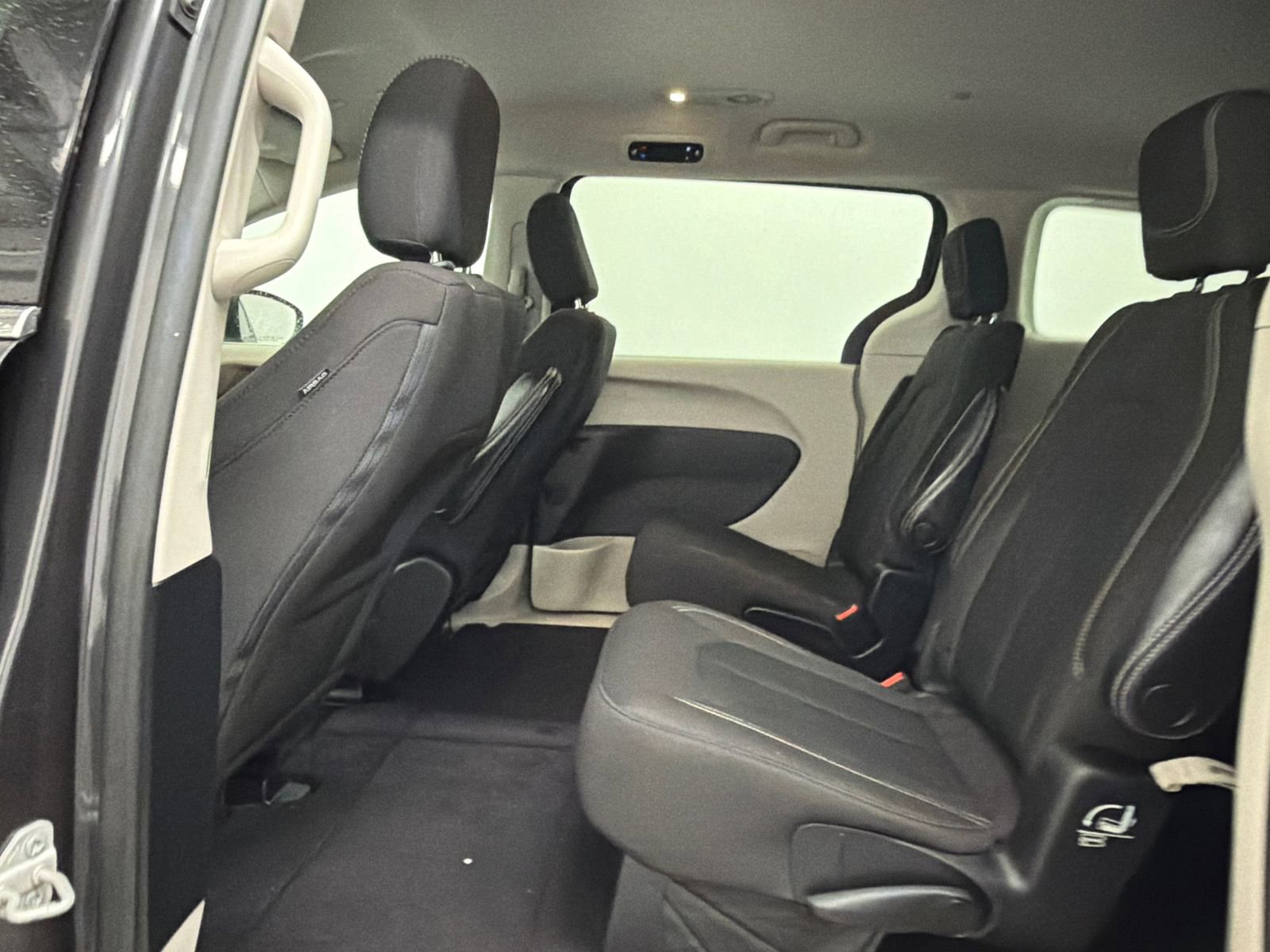 Used 2022 Chrysler Voyager LX image 16