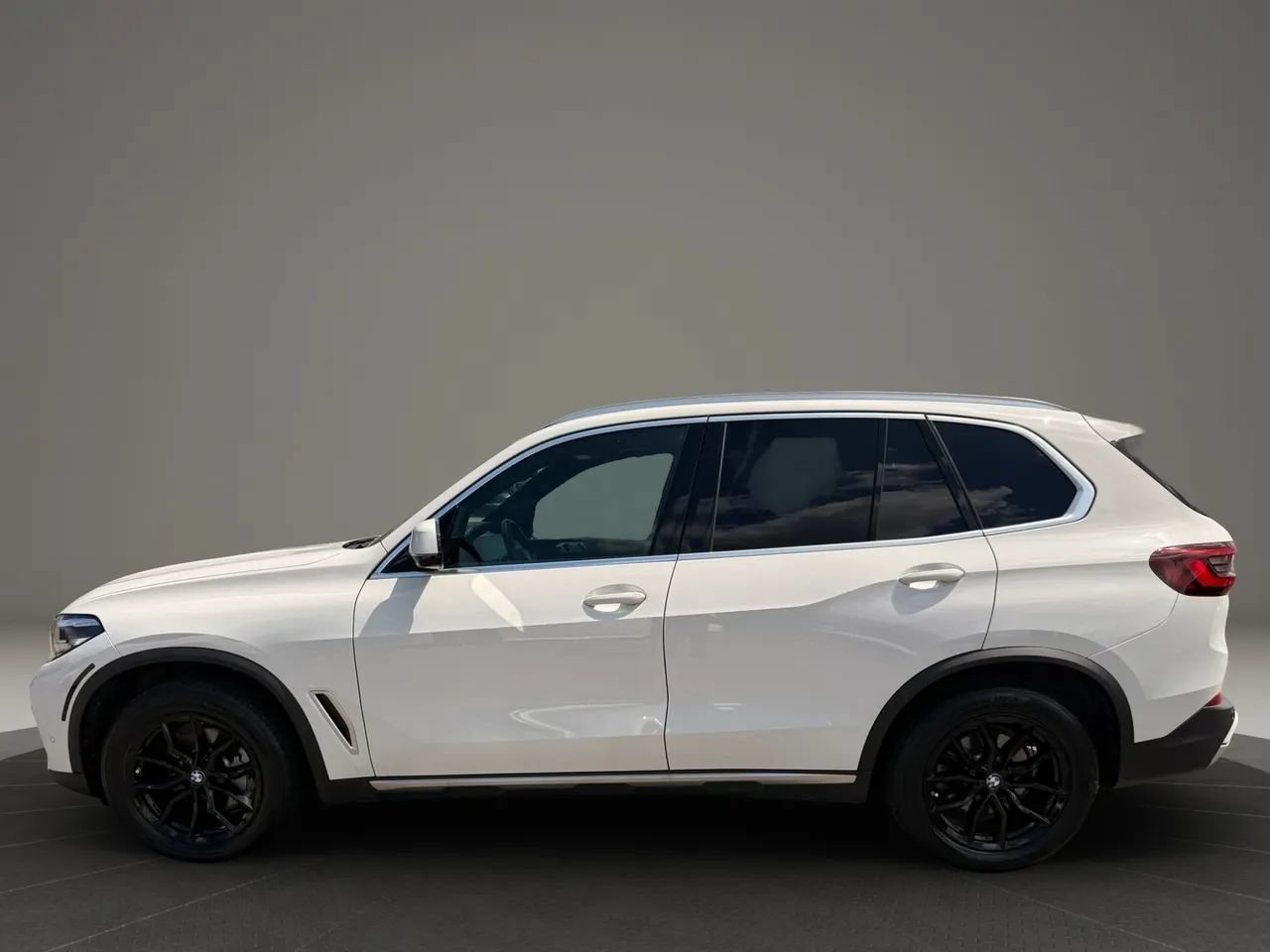 Used 2023 BMW X5 xDrive40i w/ Luxury Seating Package AWD/4WD image 8