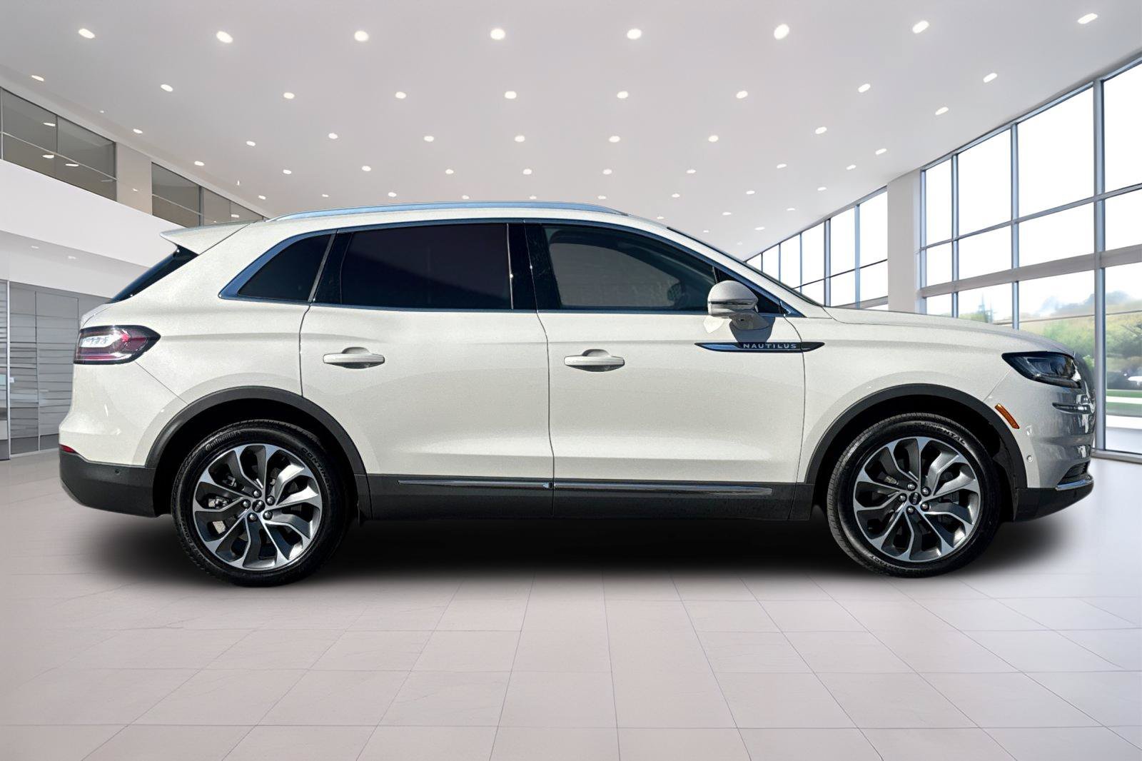 Used 2023 Lincoln Nautilus Reserve w/ Equipment Group 201A AWD/4WD image 3
