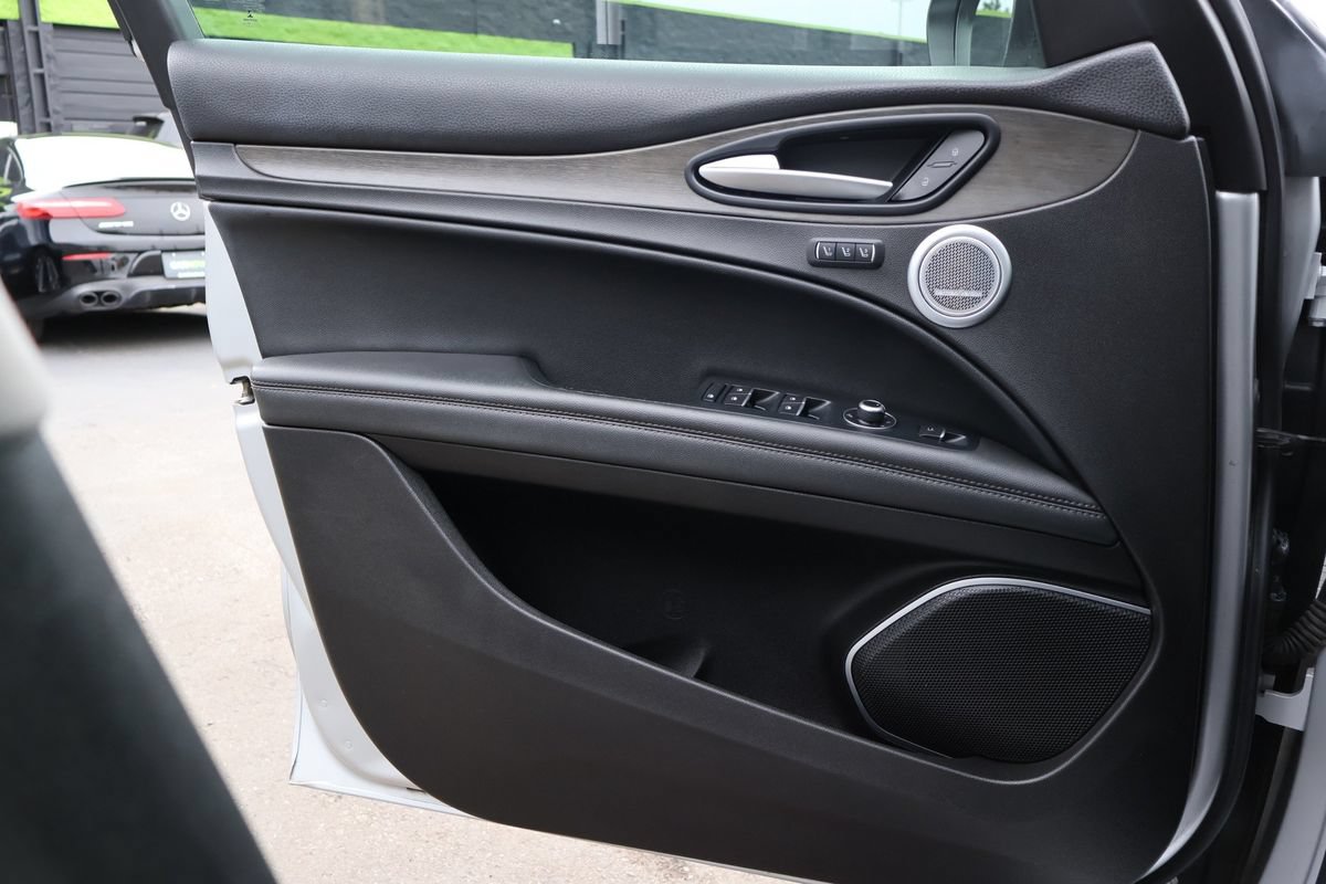 Used 2018 Alfa Romeo Stelvio Ti AWD/4WD image 18