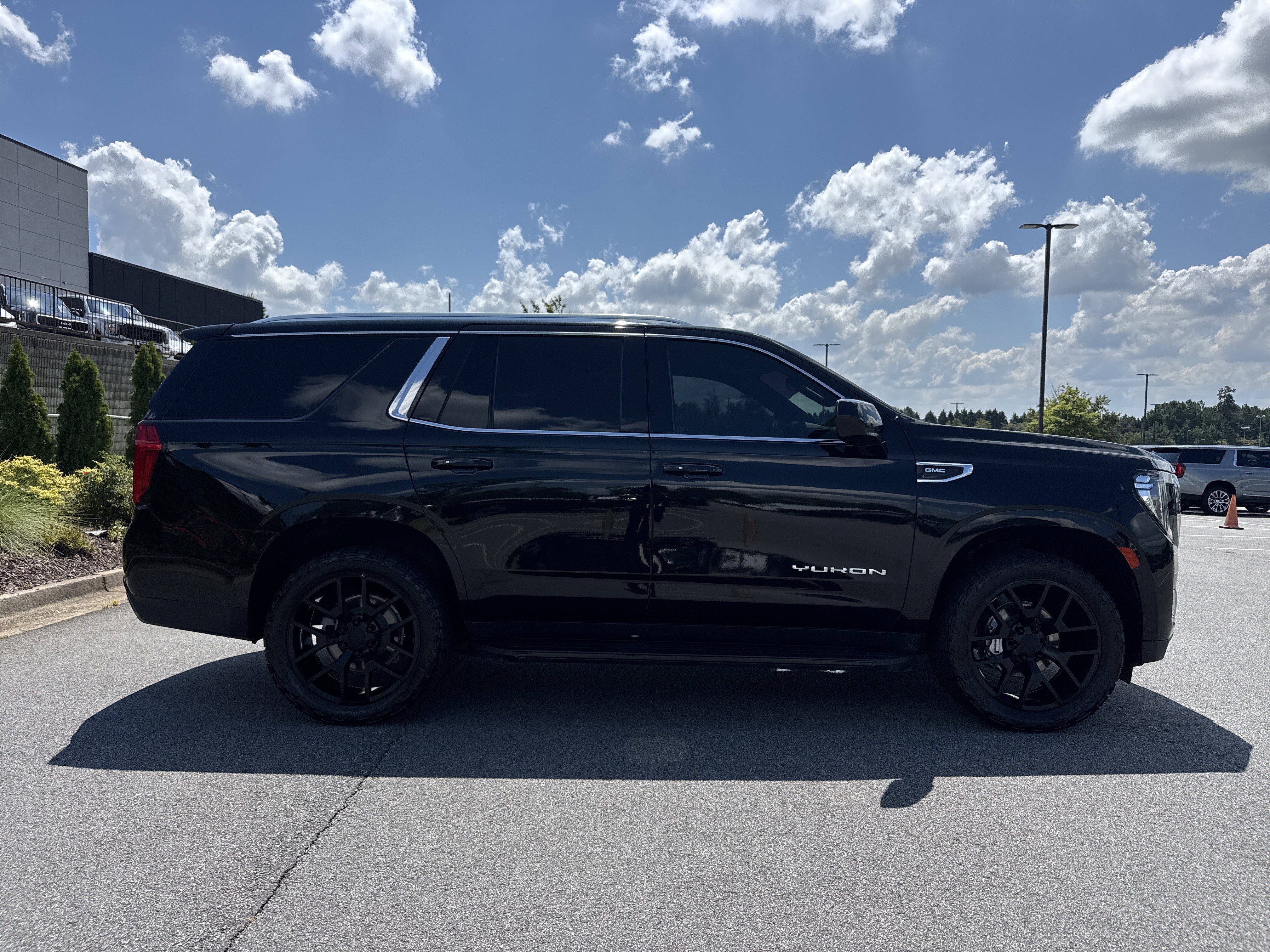 Used 2022 GMC Yukon SLE w/ Gmc Pro Safety Plus Package AWD/4WD image 11