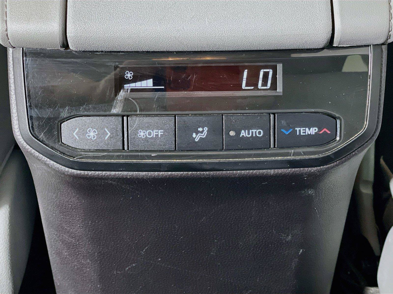 Used 2022 Toyota Highlander XLE AWD/4WD image 29