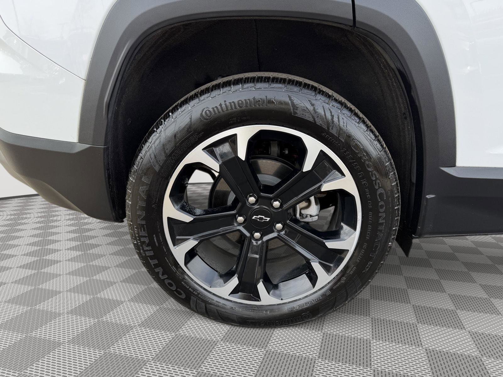 Used 2025 Chevrolet Equinox LT w/ Convenience Package II image 9