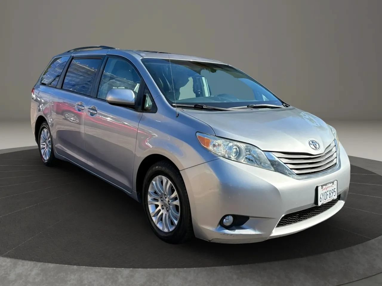 Used 2013 Toyota Sienna XLE FWD image 3
