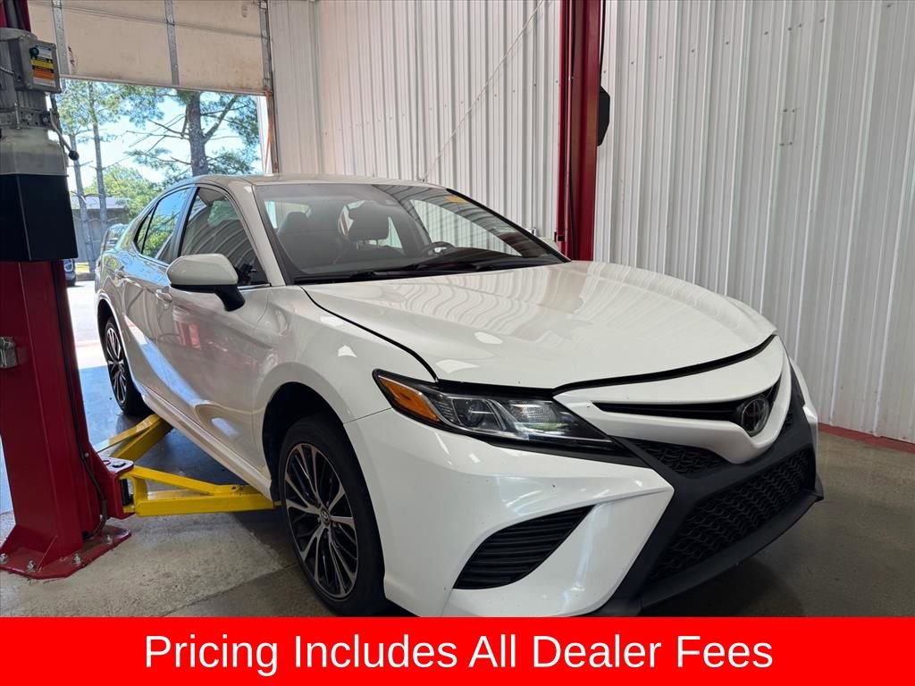 Used 2020 Toyota Camry SE FWD image 1
