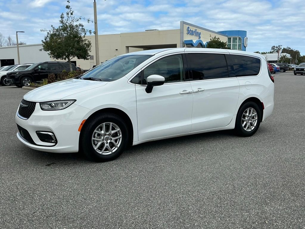 Used 2023 Chrysler Pacifica Touring-L image 2