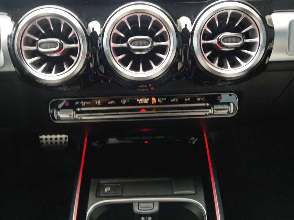 Used 2022 Mercedes-Benz GLB 35 AMG 4MATIC image 4