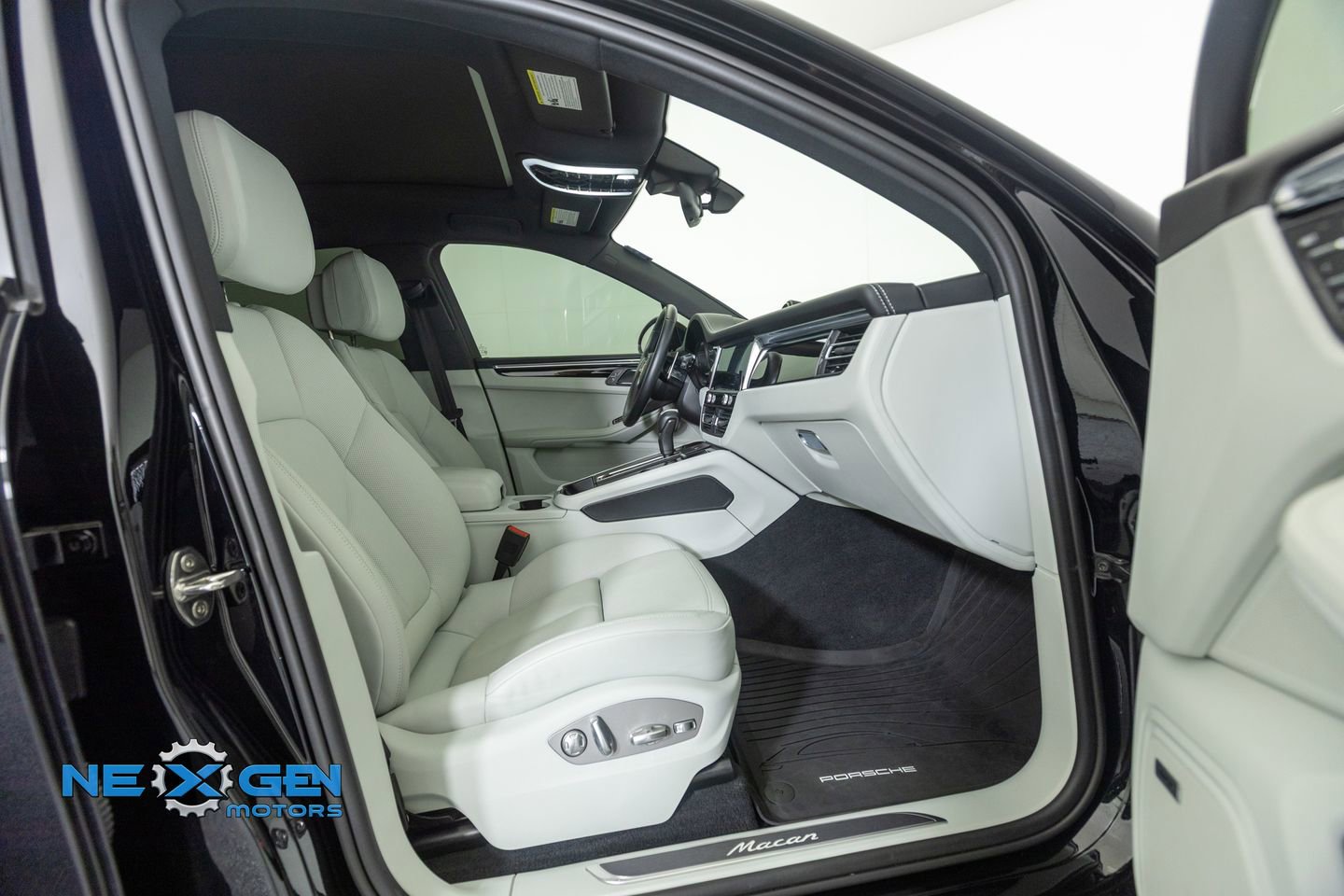 Used 2024 Porsche Macan AWD/4WD image 45