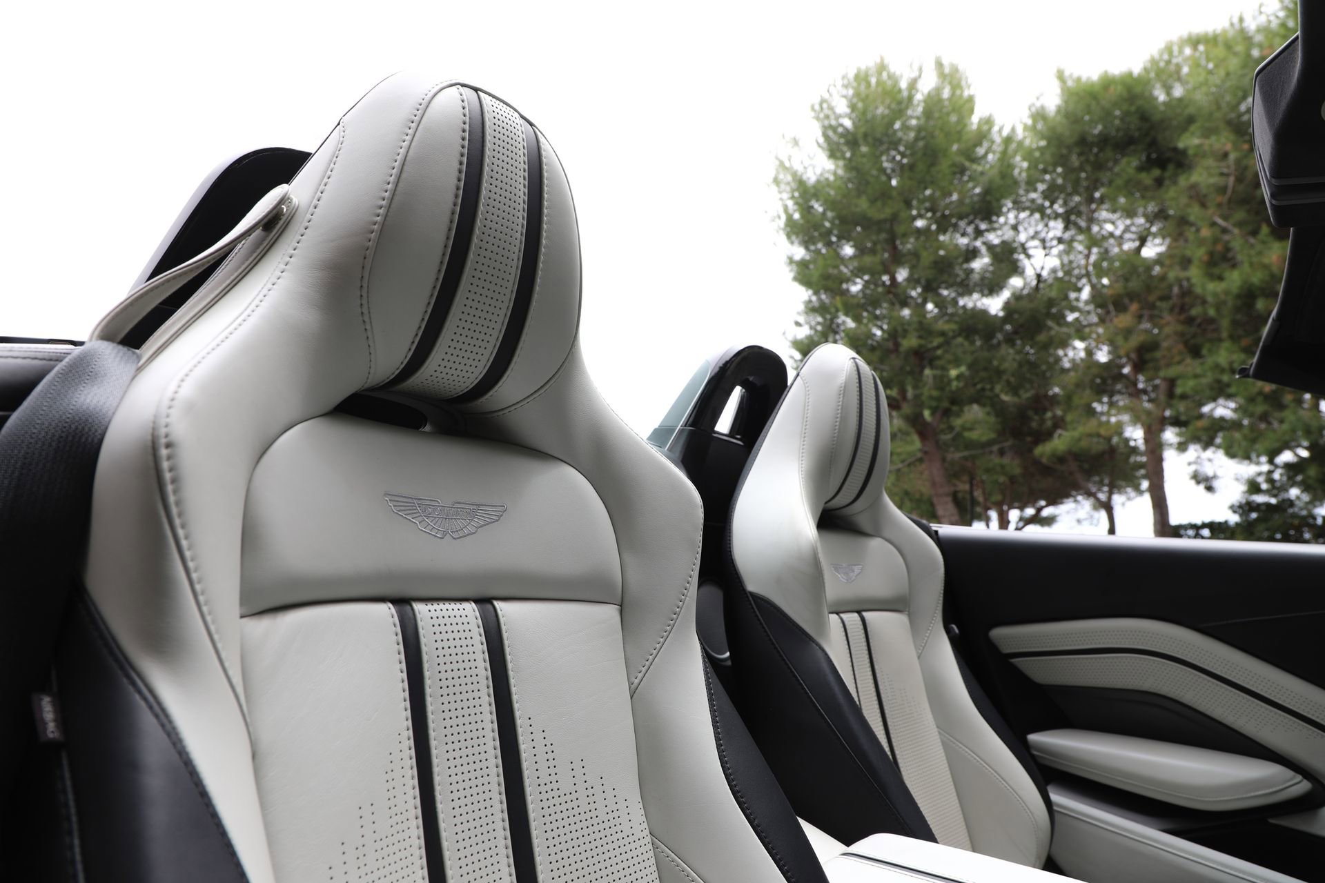 Used 2023 Aston Martin V8 Vantage Roadster RWD image 19