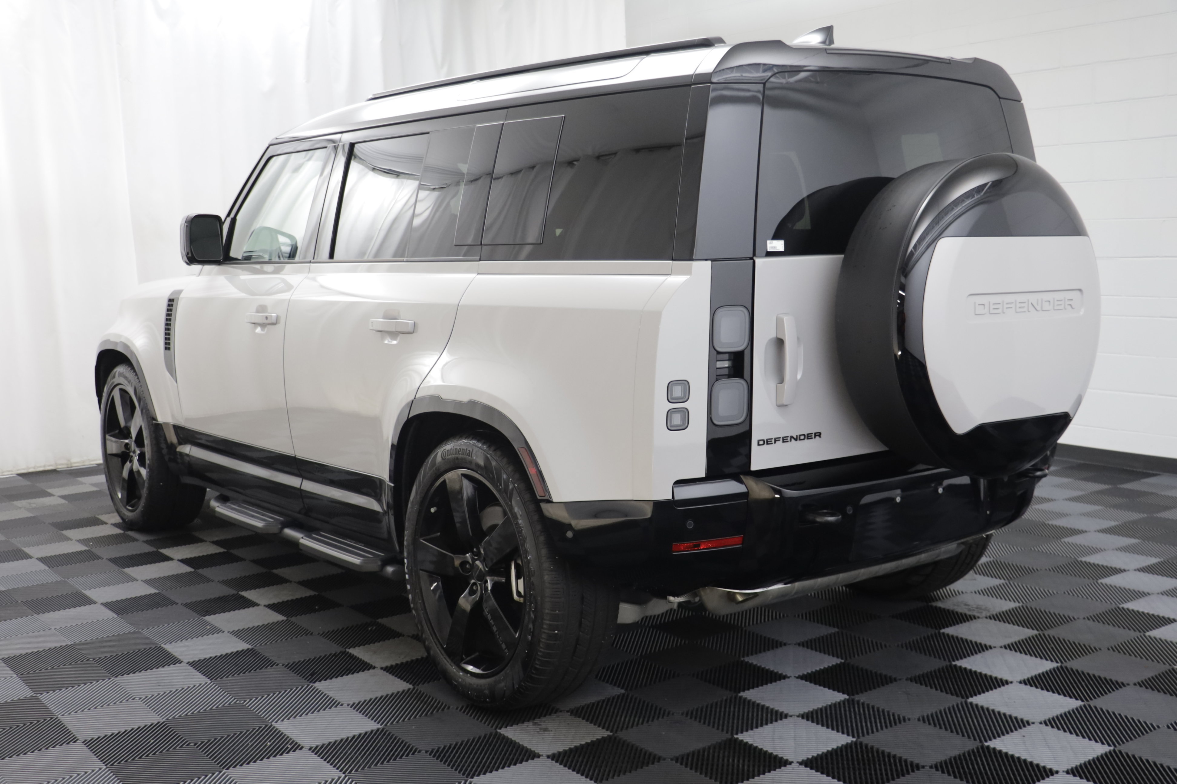 Certified 2026 Land Rover Defender 110 X-Dynamic SE AWD/4WD image 15