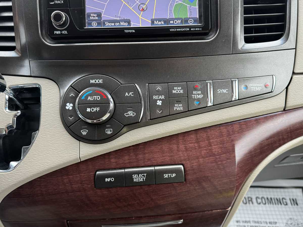 Used 2013 Toyota Sienna XLE image 21