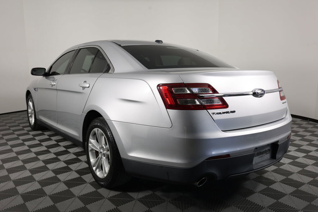 Used 2015 Ford Taurus SE image 4