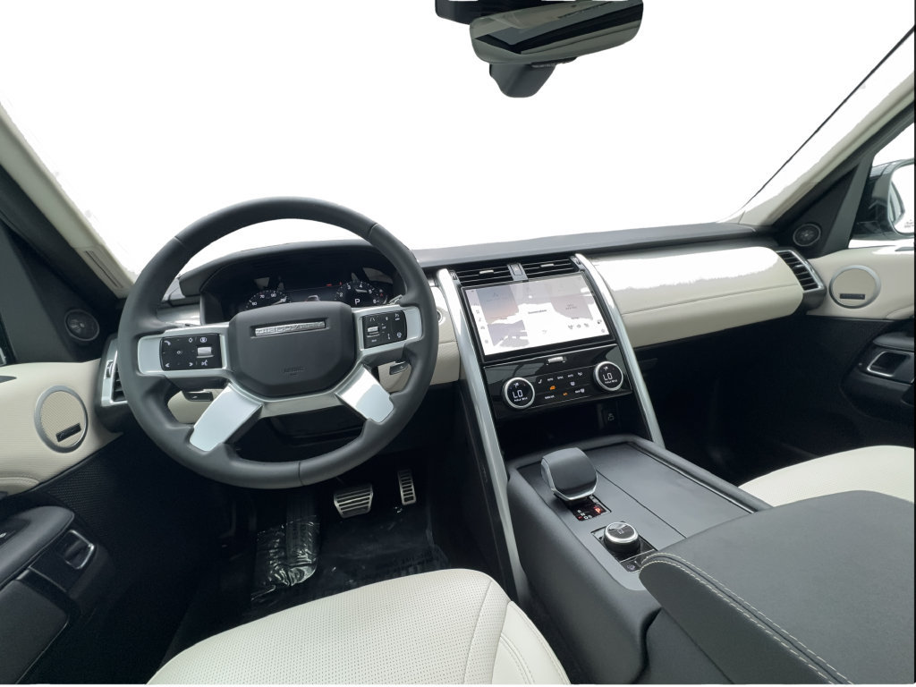Used 2025 Land Rover Discovery Dynamic SE AWD/4WD image 40