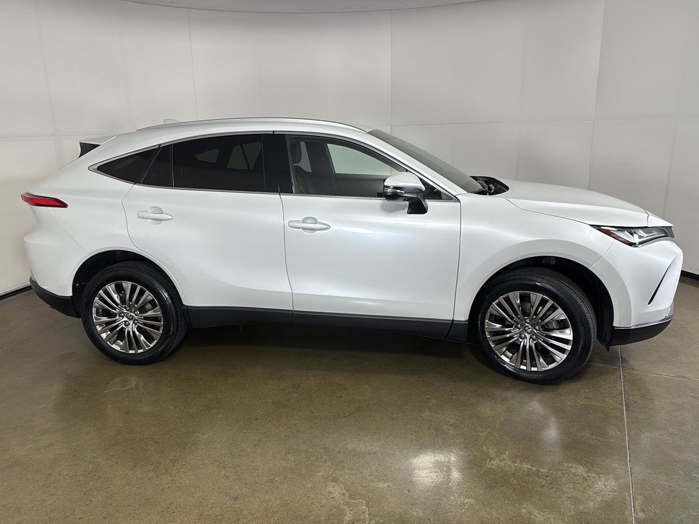 Used 2024 Toyota Venza Limited AWD/4WD image 9