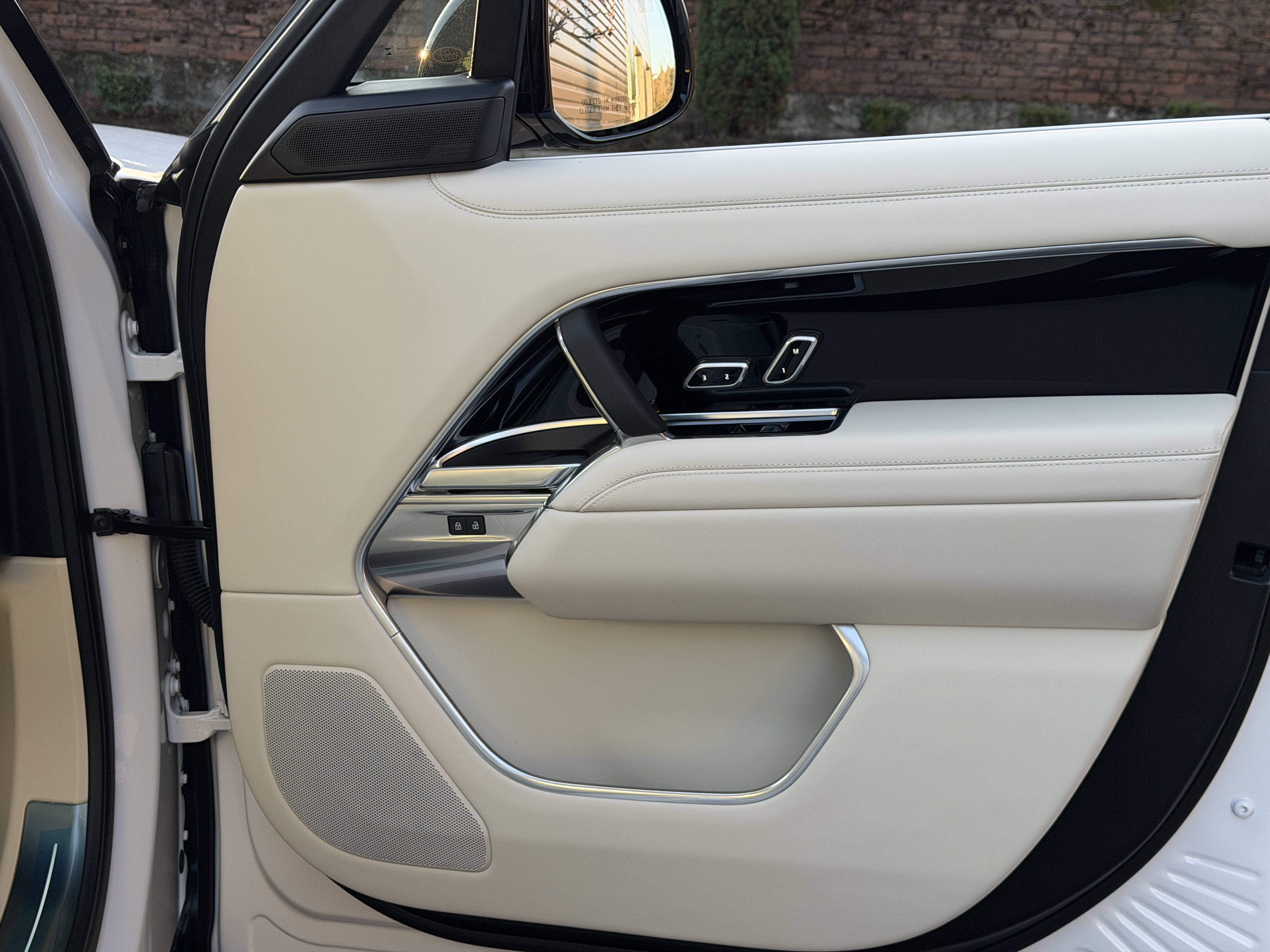 New 2025 Land Rover Range Rover Long Wheelbase SE image 9