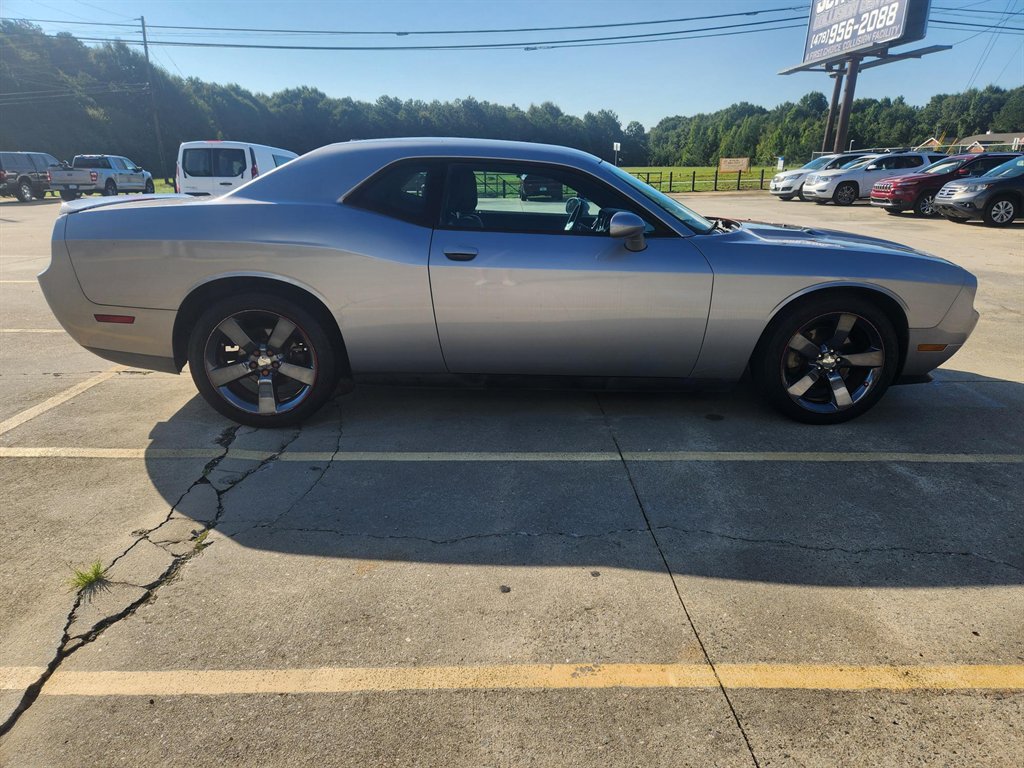 Used 2013 Dodge Challenger SXT RWD image 1
