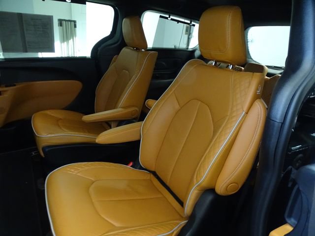 Certified 2023 Chrysler Pacifica Pinnacle image 4
