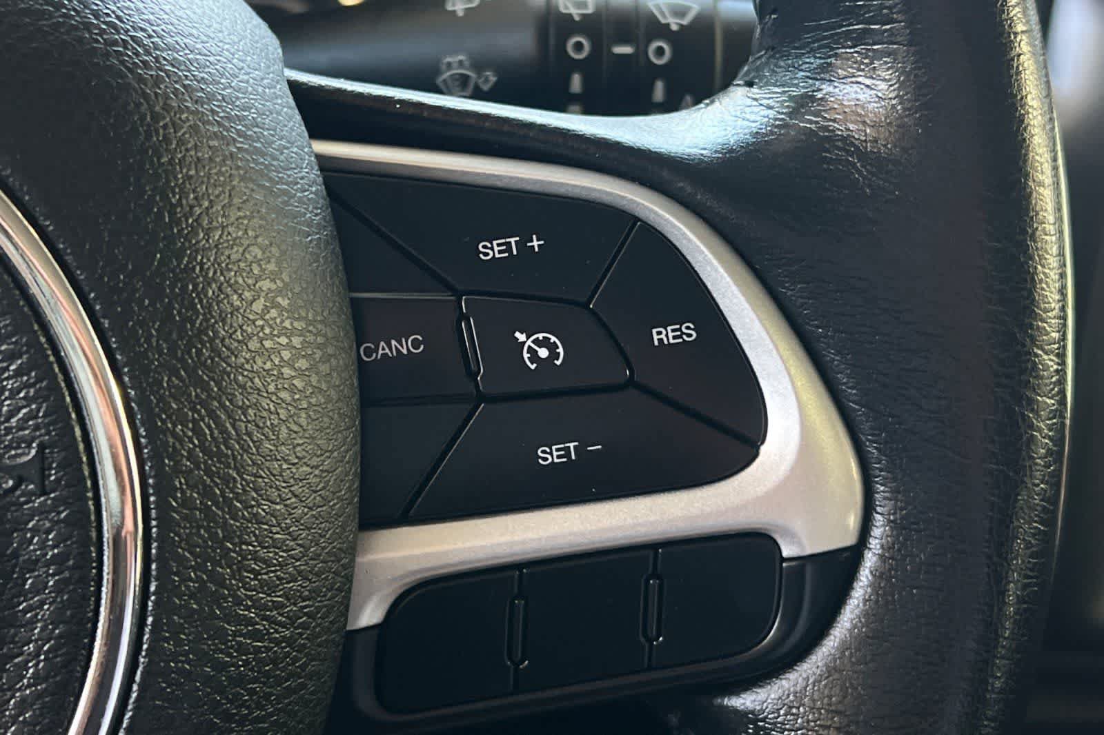 Used 2020 Jeep Renegade Latitude w/ UConnect 8.4 Nav Group AWD/4WD image 30
