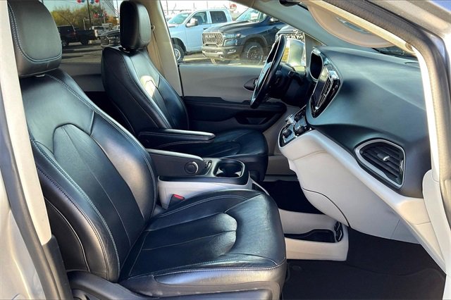 Used 2021 Chrysler Pacifica Touring-L image 7