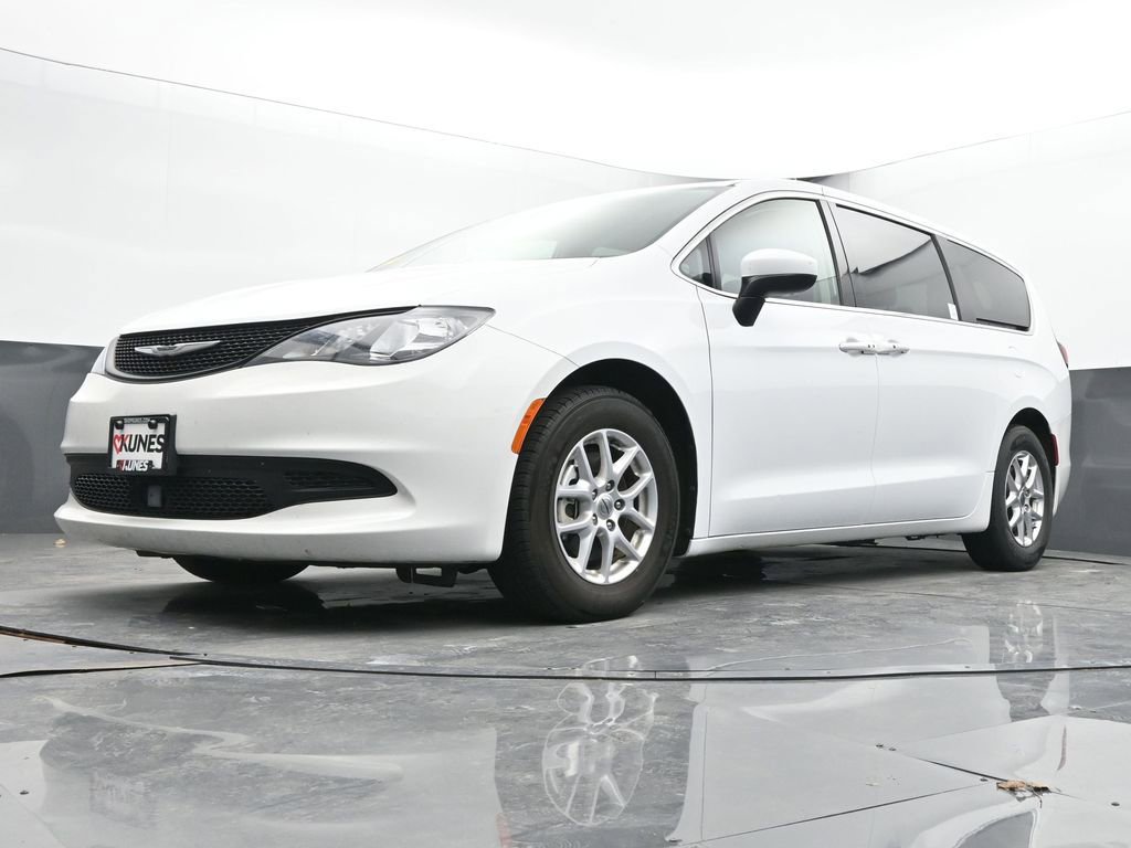 Used 2023 Chrysler Voyager LX FWD image 25
