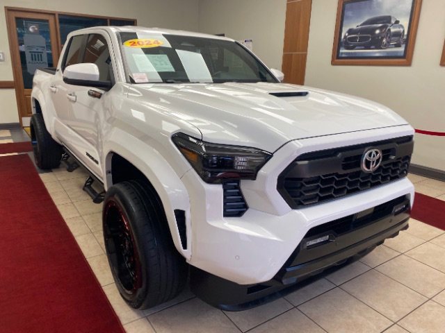 Used 2024 Toyota Tacoma TRD Sport w/ TRD Sport Upgrade Package image 7