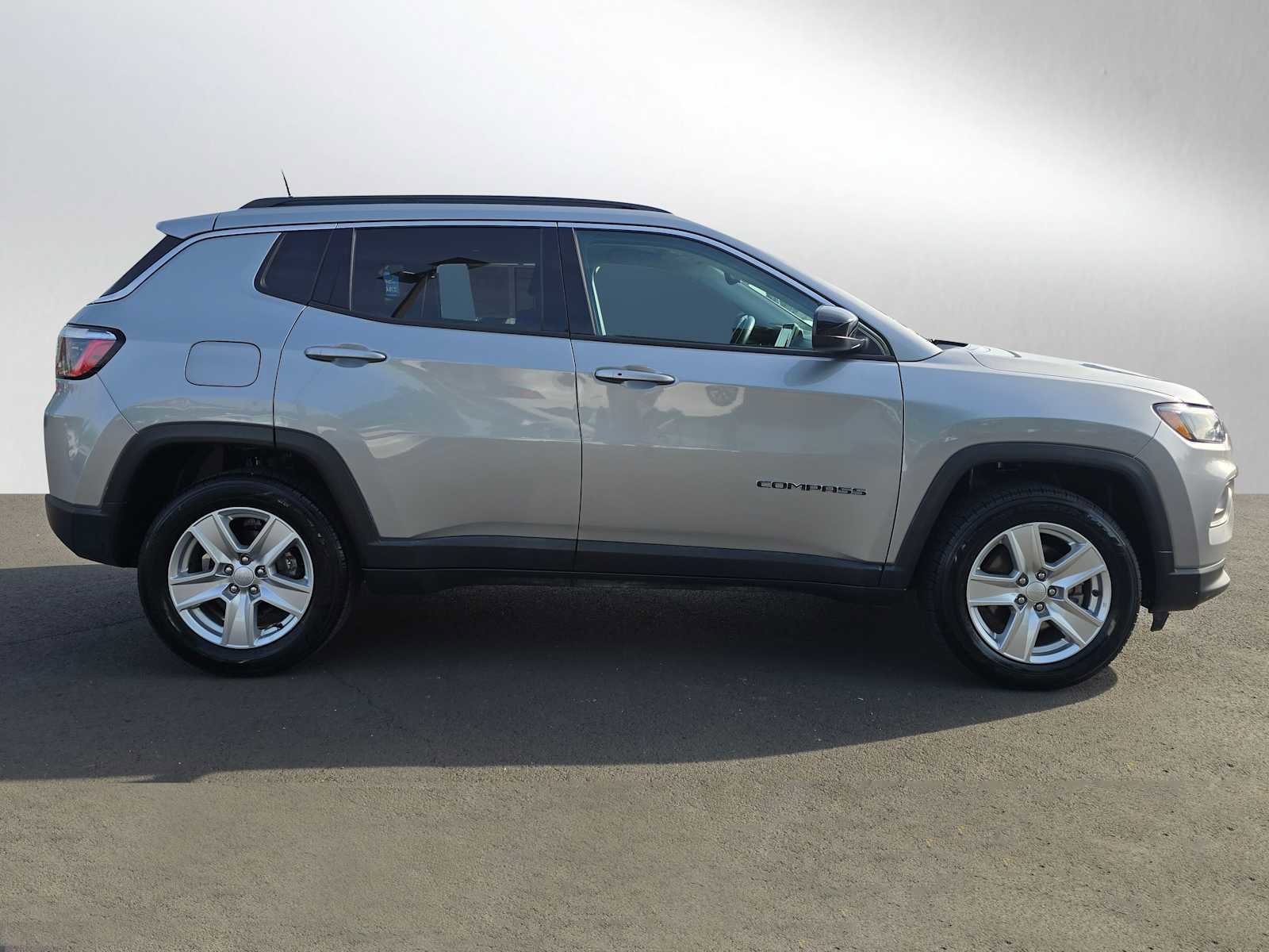 Used 2022 Jeep Compass Latitude AWD/4WD image 2