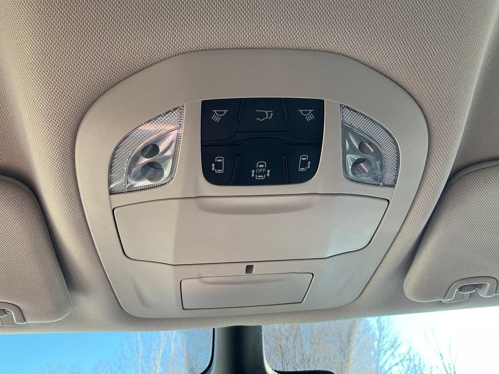 Used 2023 Chrysler Pacifica Touring-L image 17