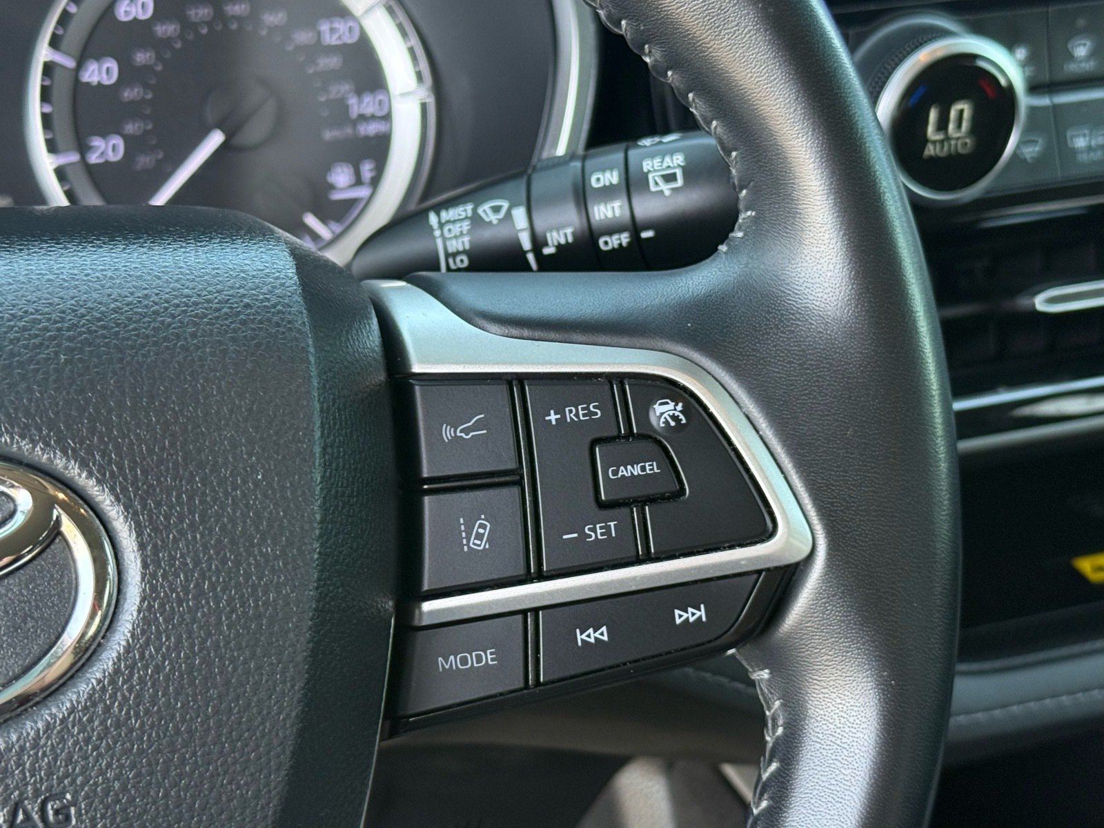 Used 2023 Toyota Highlander XLE FWD image 18