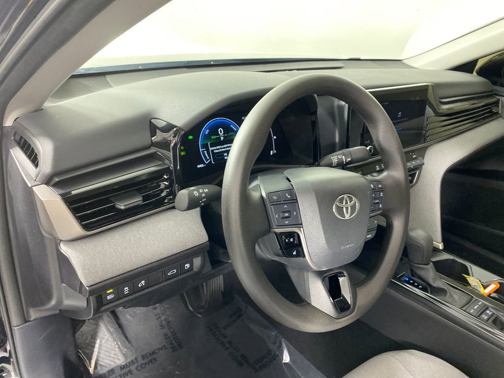 Used 2025 Toyota Camry LE w/ Convenience Package image 10
