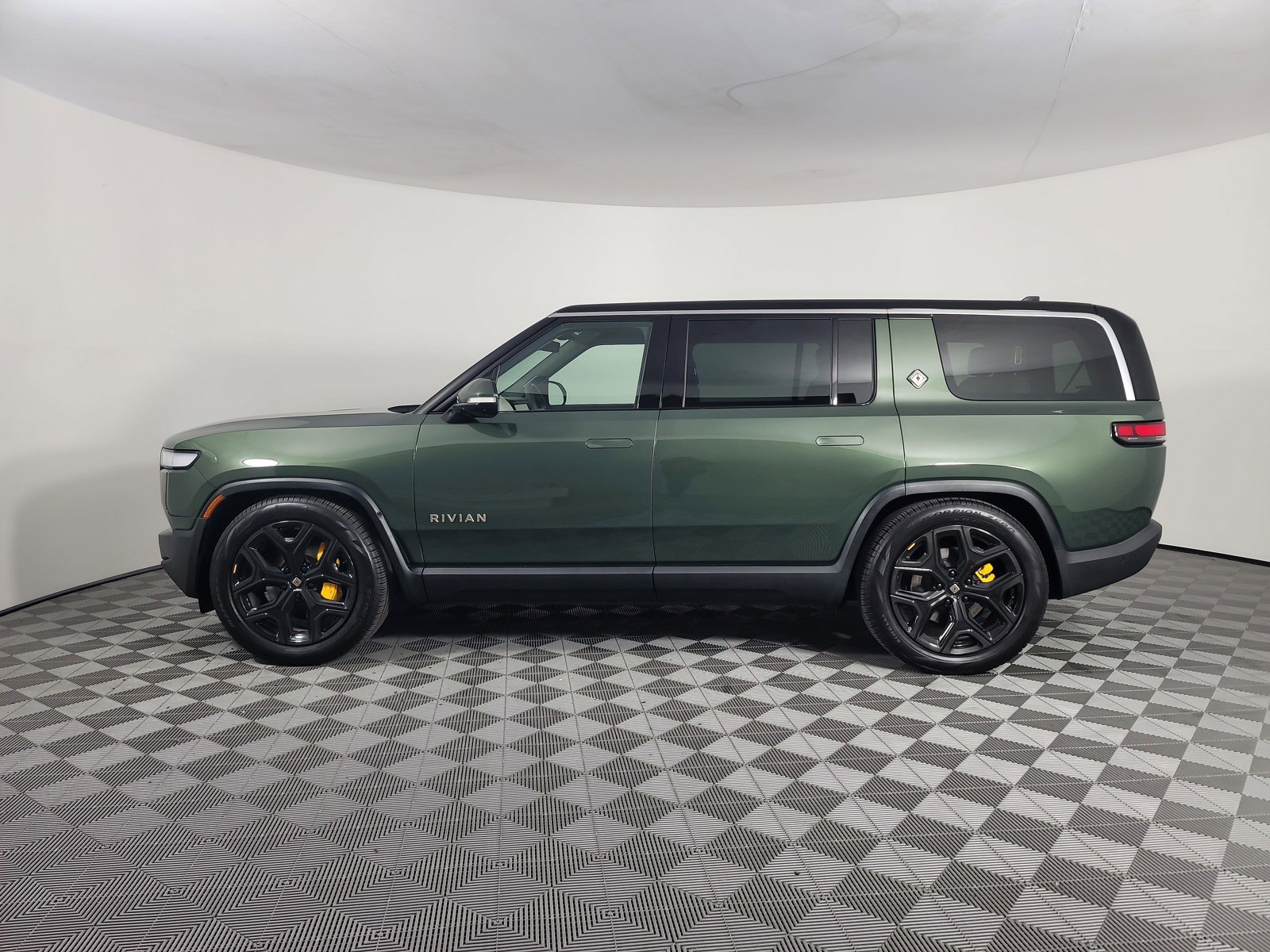 Used 2024 Rivian R1S Adventure image 2