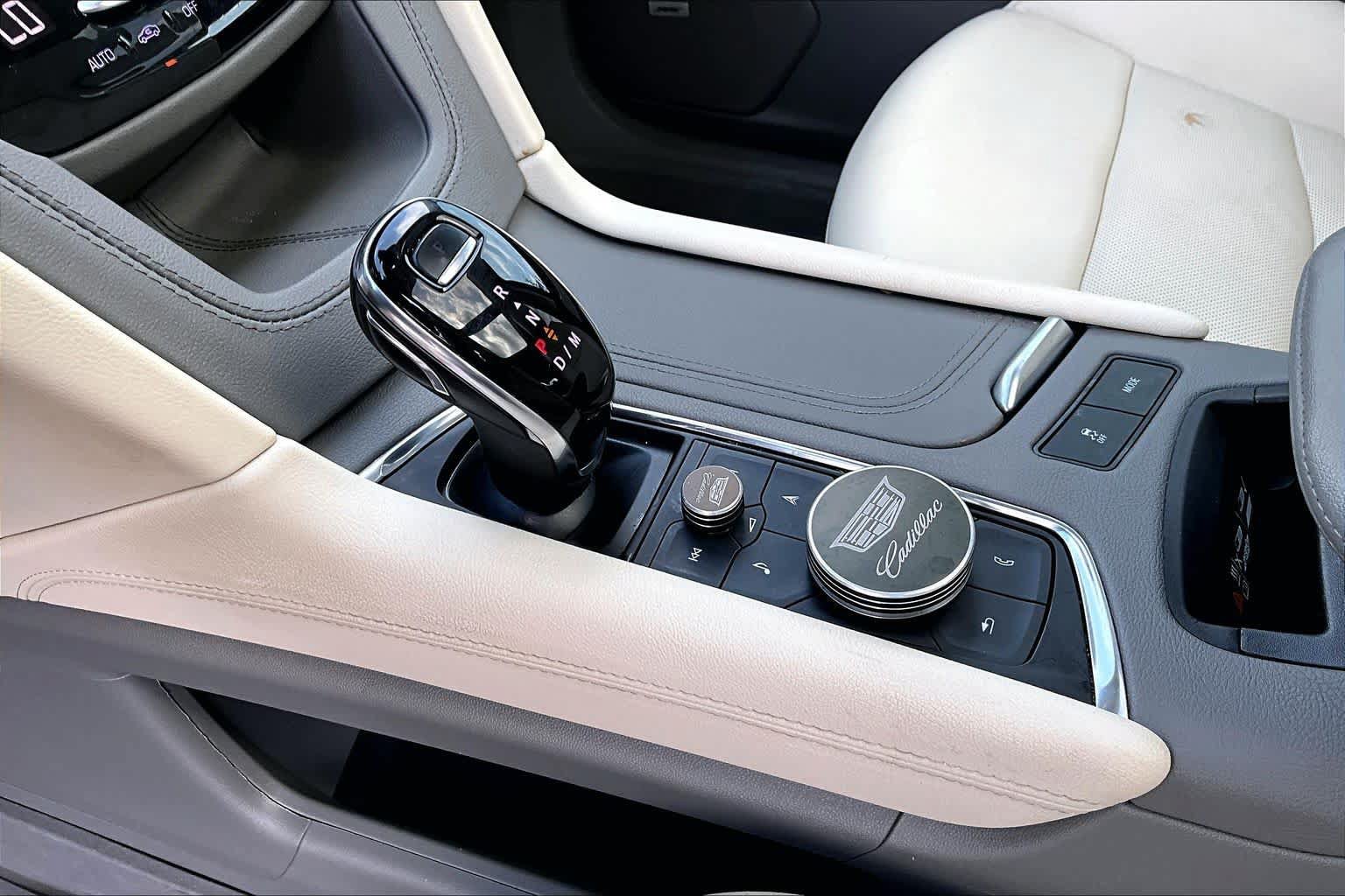 Used 2022 Cadillac XT6 Premium Luxury w/ Technology Package FWD image 17