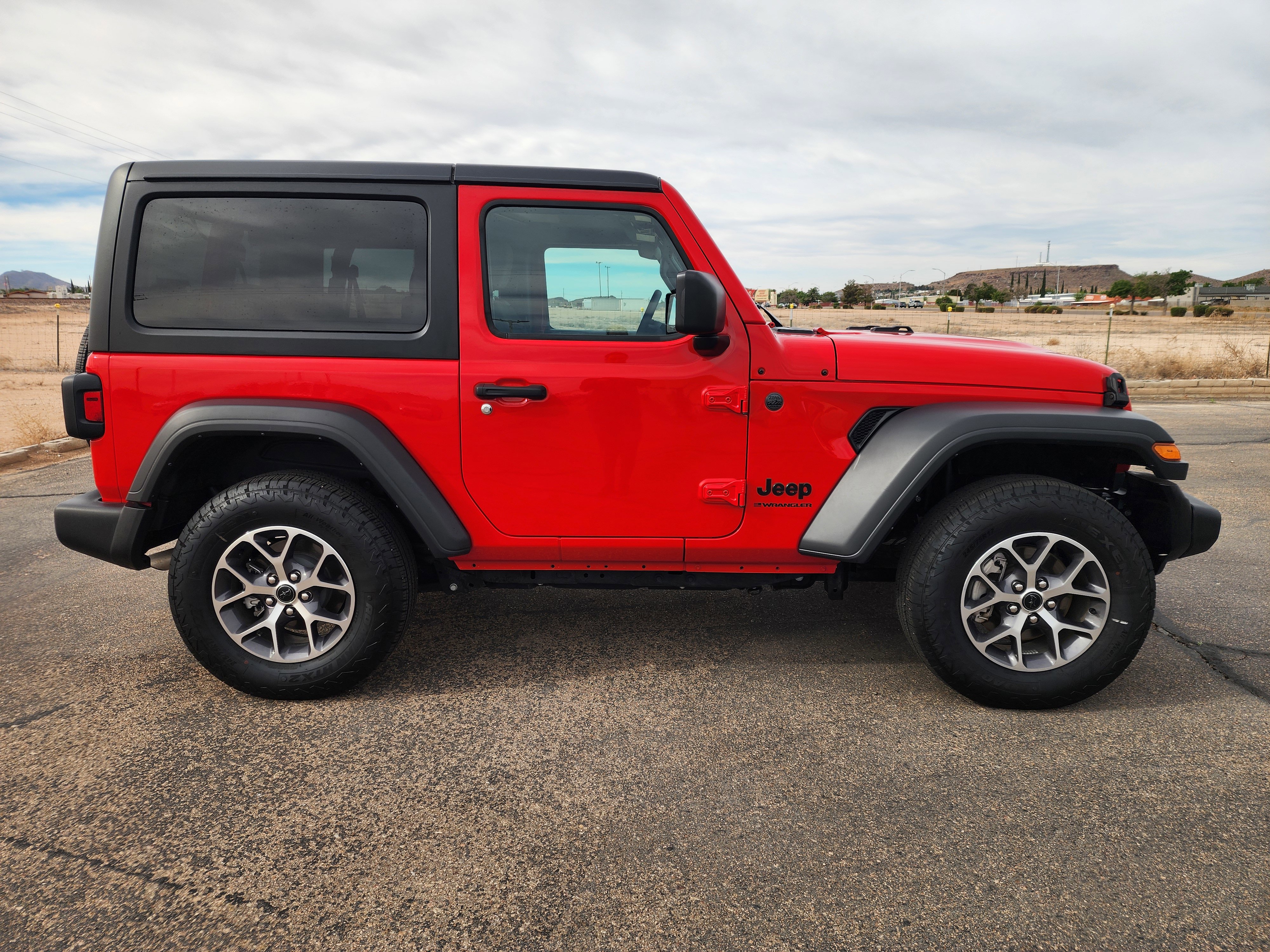 Used 2025 Jeep Wrangler Sport AWD/4WD image 4