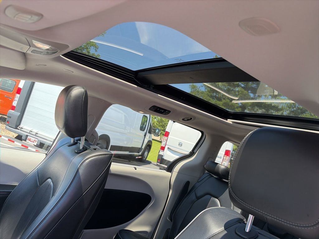 Used 2019 Chrysler Pacifica Limited w/ Tire & Wheel Group FWD image 33